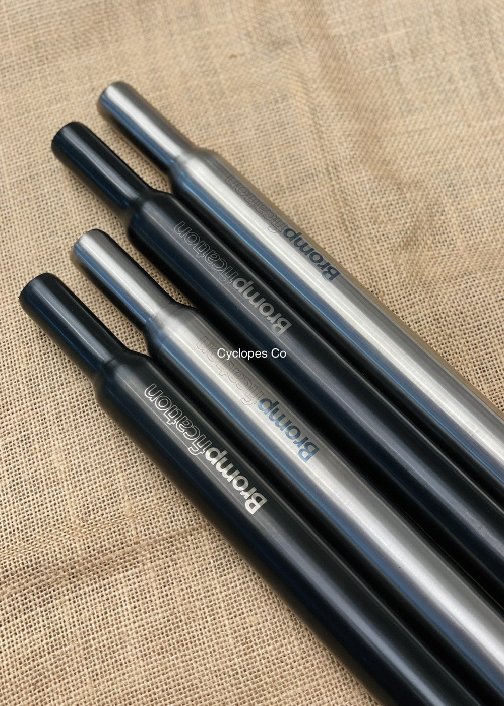 Pote de selle Brompfication Titane (Édition Noire) pour BROMPTON (⌀ 31 Pote de selle Brompfication Titane (Édition Noire) pour BROMPTON (⌀ 31